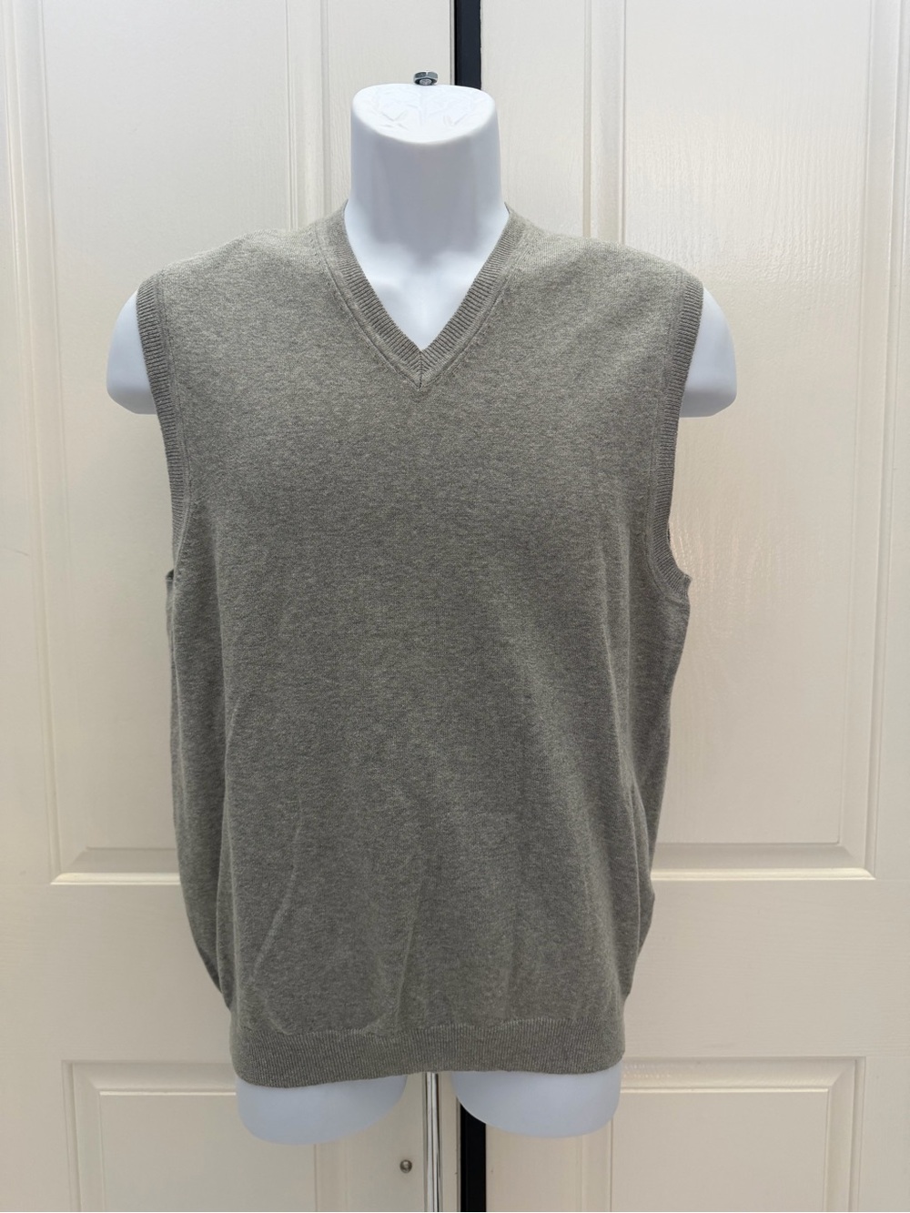 Club Room Gray V-Neck Sweater Vest Sz S